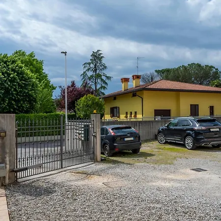 Guesthost - Leisure & Business - Tempo Libero & Business Apartment Buttrio